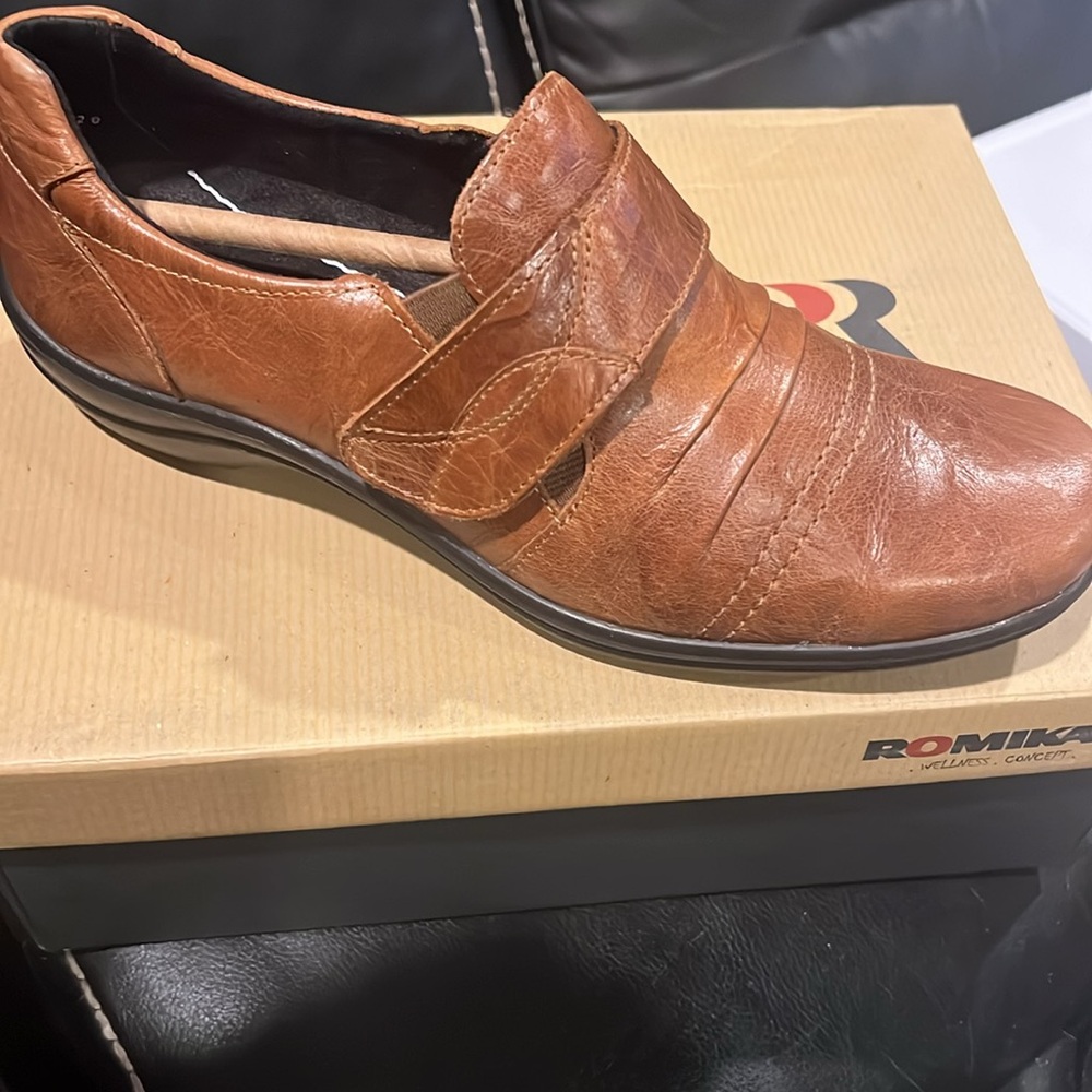 Woman’s Brown Leather Slip On Shoes - Picture 3 of 4